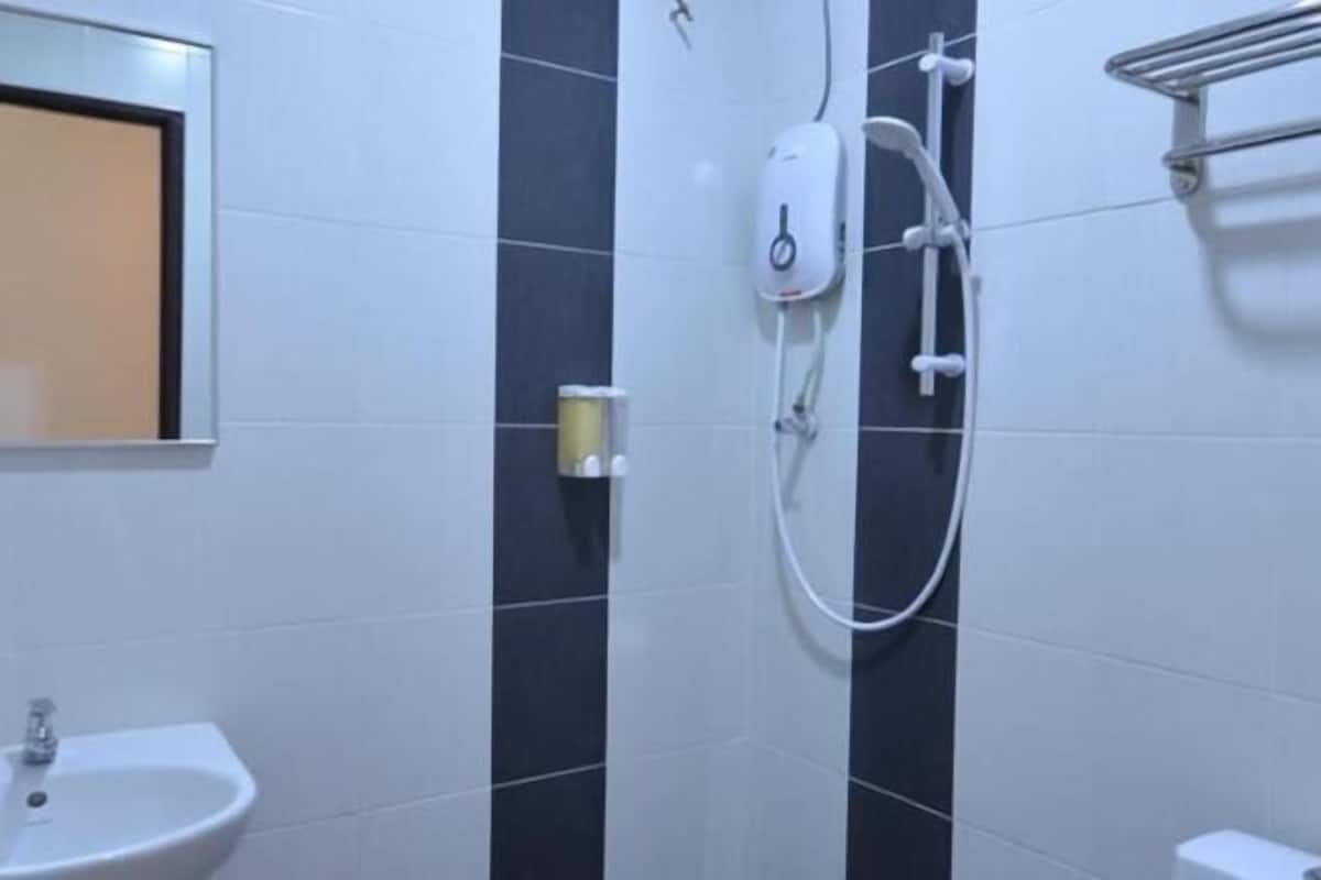 Een douche, een haardroger, een bidet, handdoeken