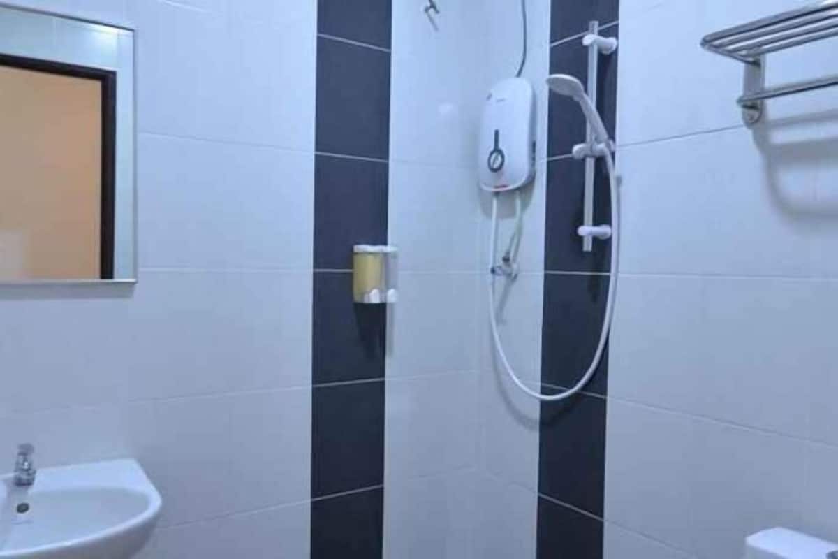 Bathroom | Shower, hair dryer, bidet, towels