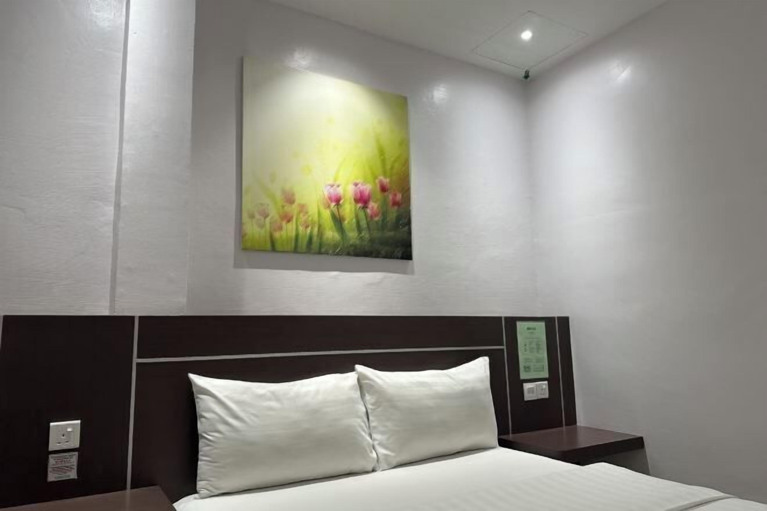 Escritorio, tabla de planchar con plancha, wifi gratis y ropa de cama