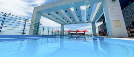 Una piscina al aire libre de temporada