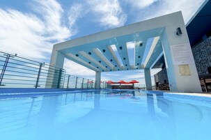 季节性开放的室外游泳池