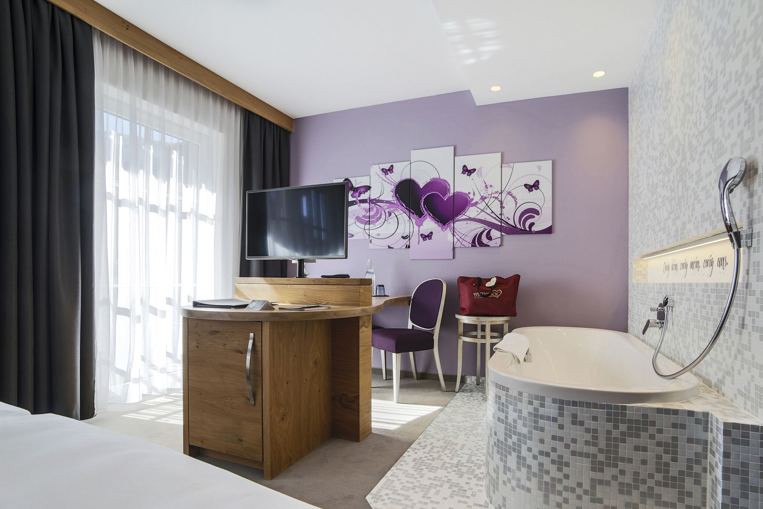 romantic double room, bathtub | minibar, in-room safe, desk, free wifi