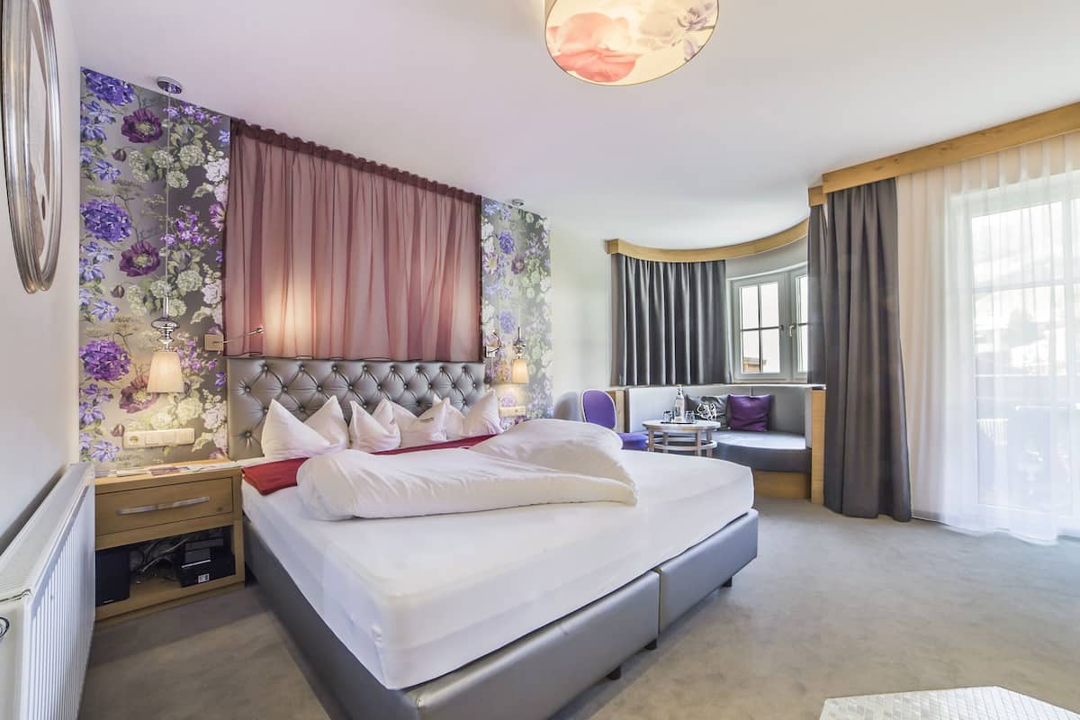 romantic double room, bathtub | minibar, in-room safe, desk, free wifi