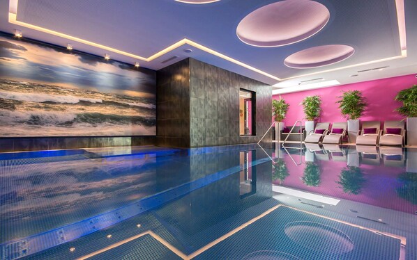 Piscine couverte, chaises longues