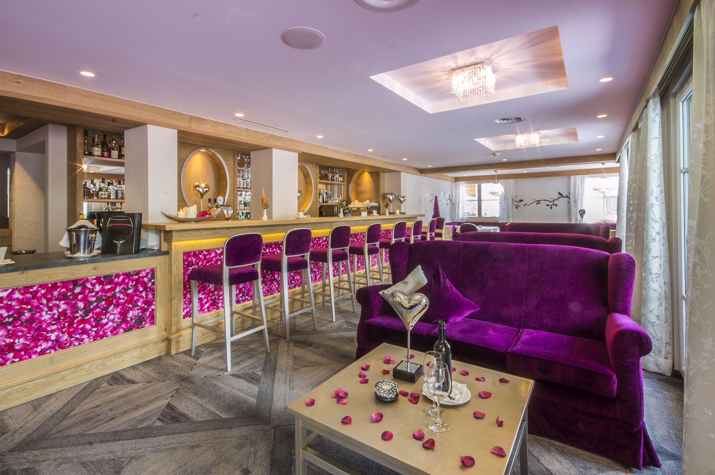 serves breakfast, lunch and dinner