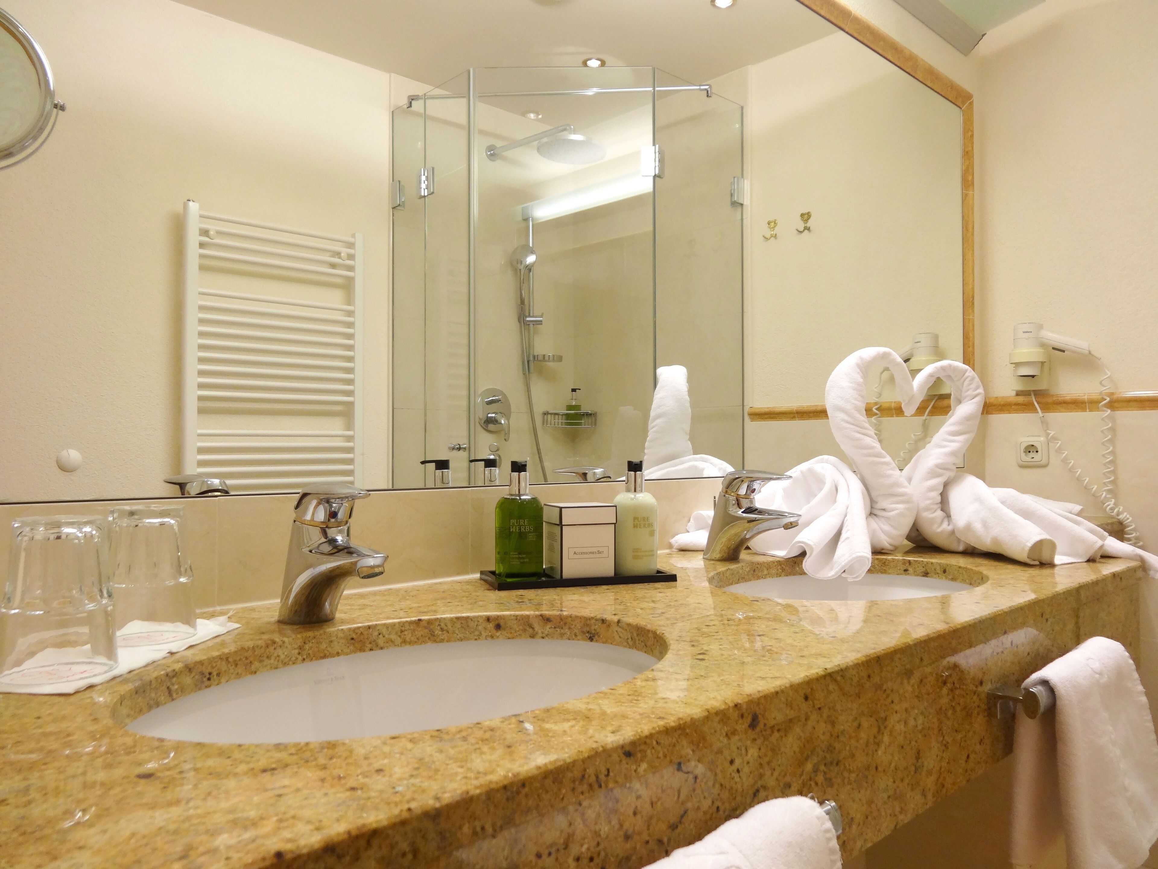 traditional suite, balcony, mountain view (engerl typ b) | bathroom | free toiletries, hair dryer, bathrobes, slippers