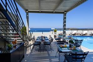 Outdoor dining - Alantha Apartments (Agios Nikolaos)