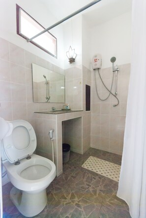 Douche, articles de toilette (gratuits), séchoir à cheveux, peignoirs