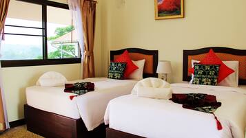 Standard River View TWN (Air Con) | Minibar, brankas, meja kerja, dan tirai kedap cahaya