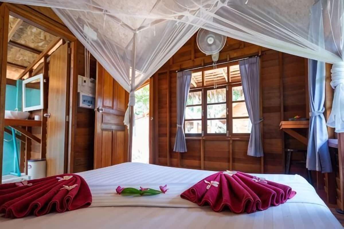 Cofres nos quartos, Wi-Fi de cortesia, roupa de cama