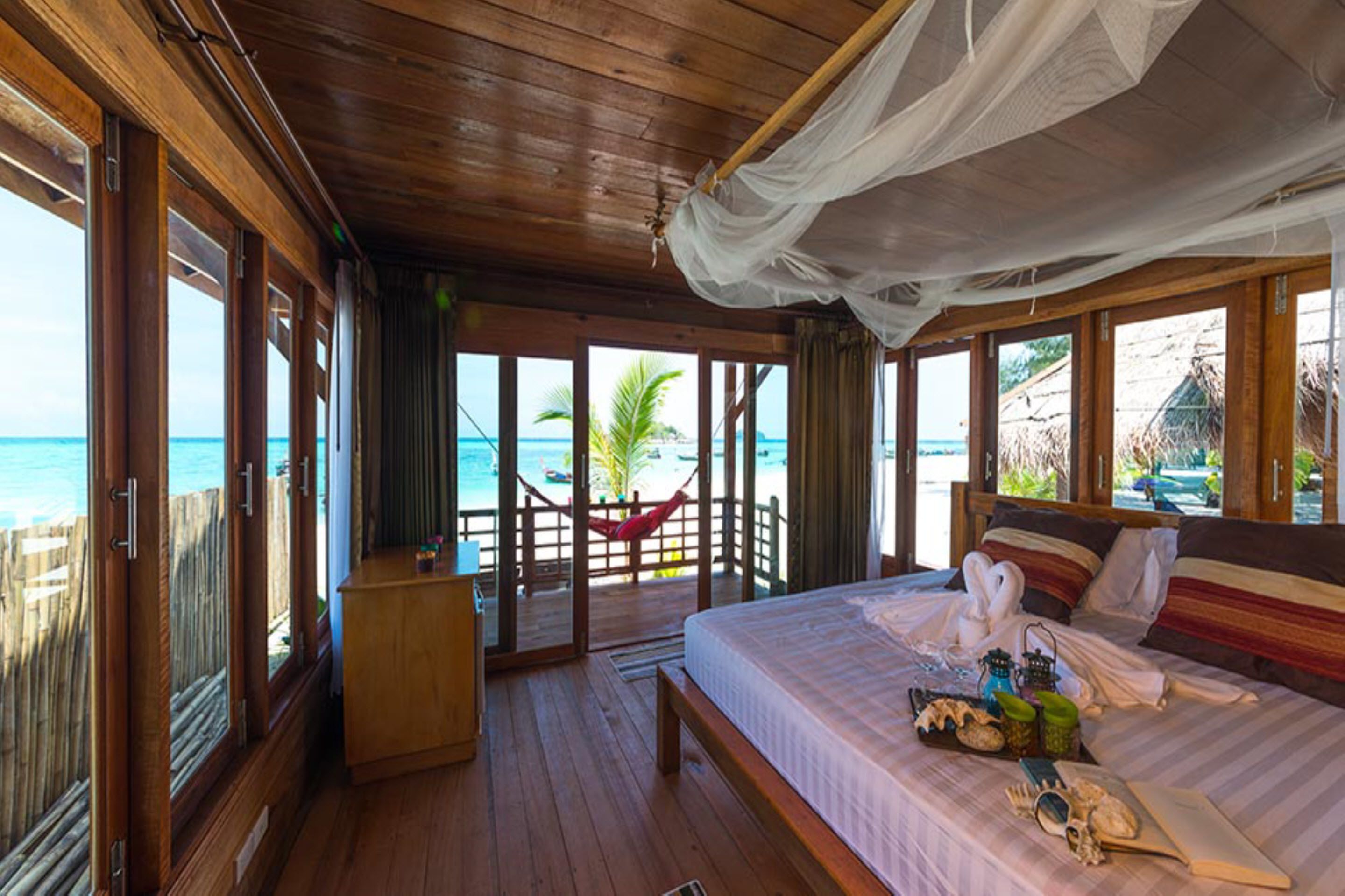 Beach front Premium Bungalow | Coffre-fort, accès au Wi-Fi (inclus), literie fournie
