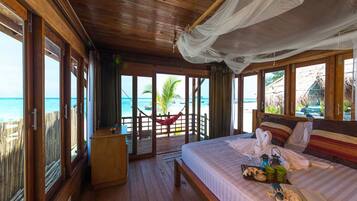 Beach front Premium Bungalow | Coffre-fort, accès au Wi-Fi (inclus), literie fournie