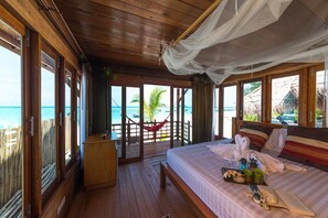 Beach front Premium Bungalow | Zimmersafe, kostenloses WLAN, Bettwäsche