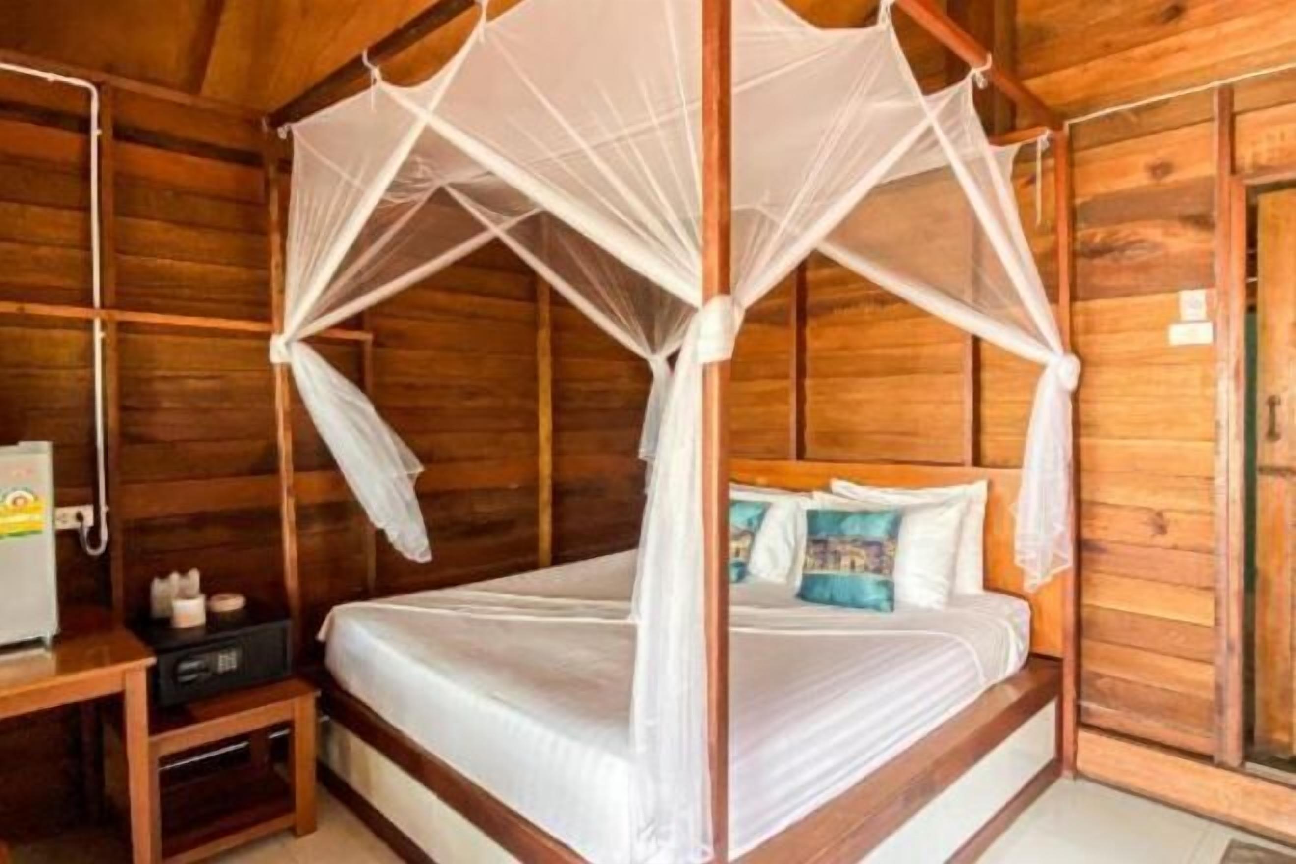 In-room safe, free WiFi, bed sheets