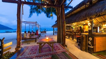 Breakfast, lunch, dinner served; Thai cuisine