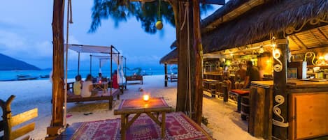 Breakfast, lunch, dinner served; Thai cuisine