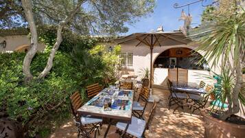 Lunch and dinner served, French cuisine