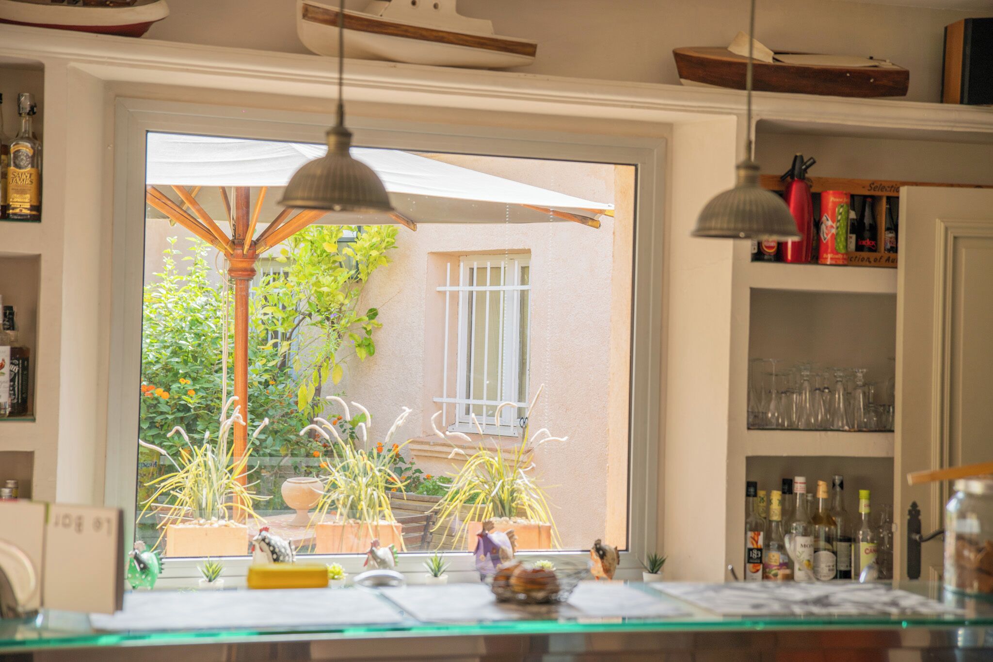 Lunch och middag serveras, njut av de goda smakerna från franska köket.