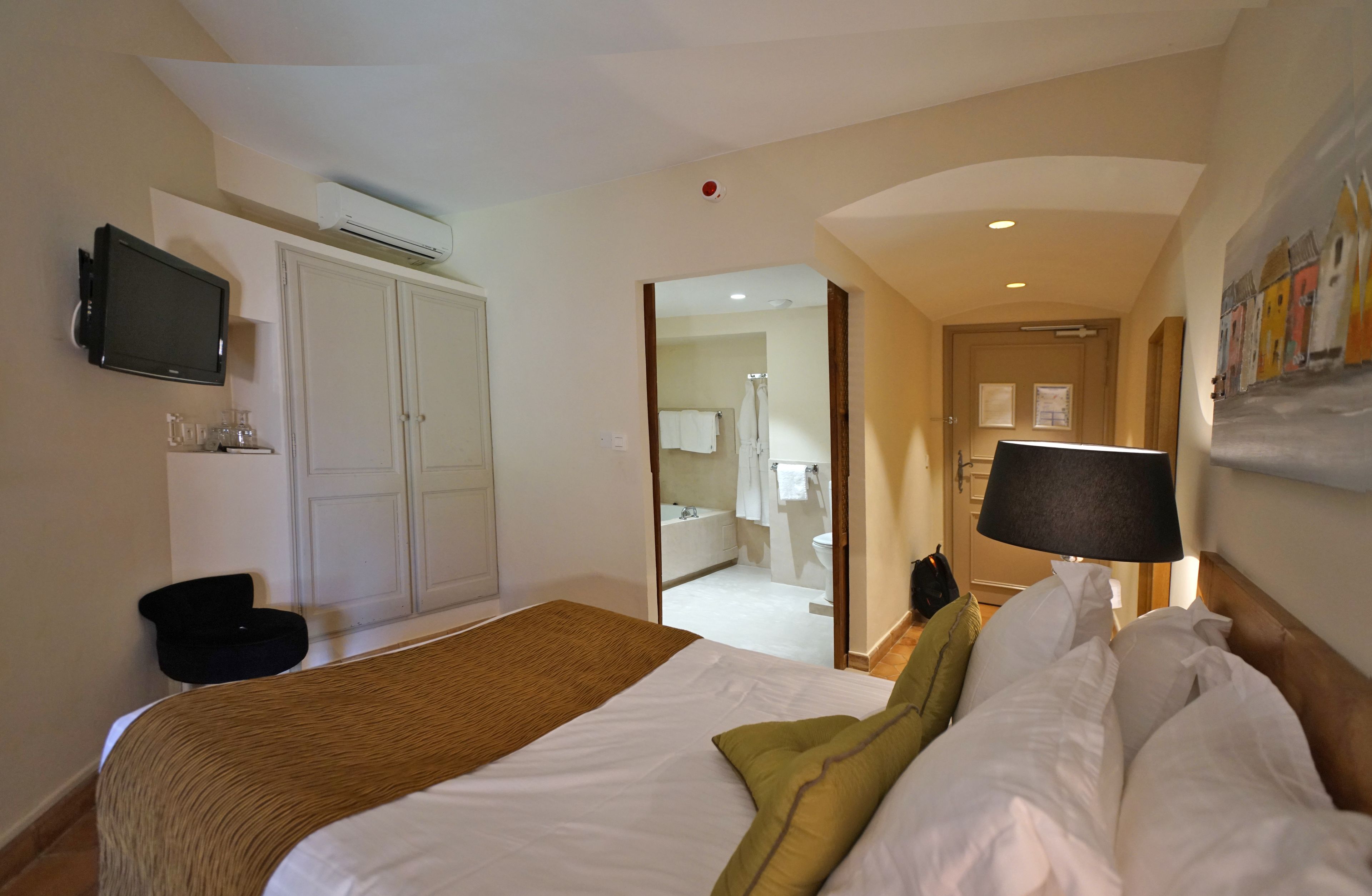 single room | premium bedding, minibar, in-room safe, desk