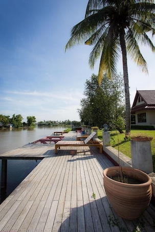 Sundeck. Tharnrarin Villa Suphan Buri
