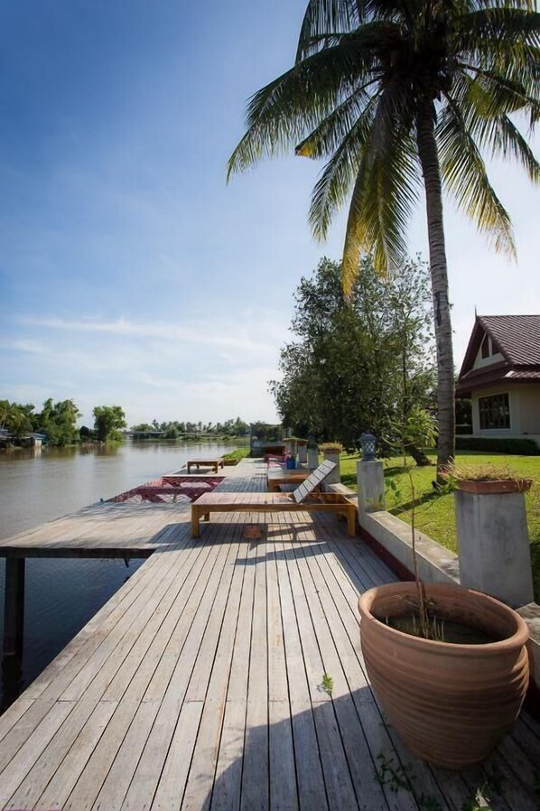Sun deck - Tharnrarin Villa Suphan Buri (Doem Bang Nang Buat)