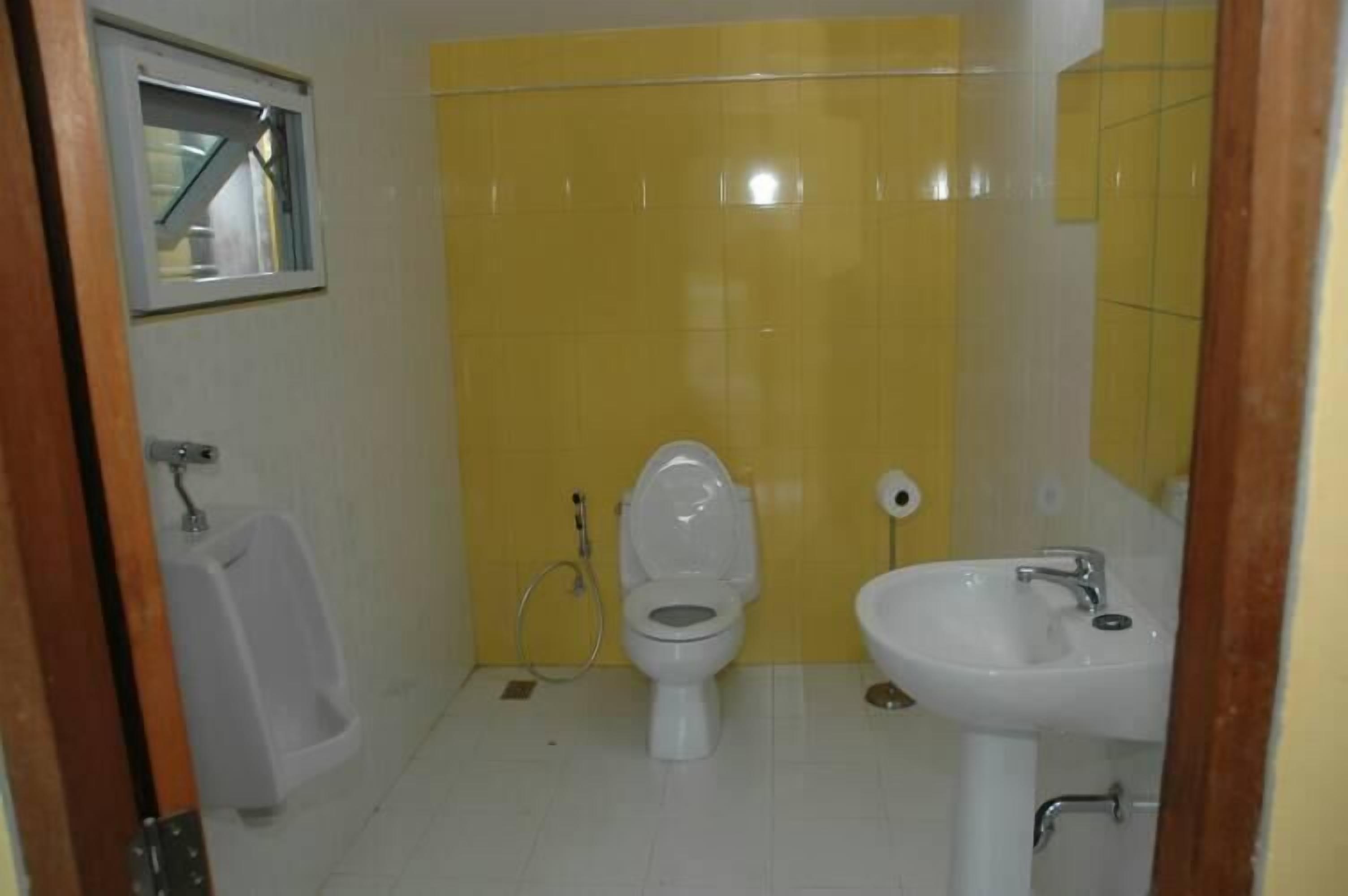A bathroom with a toilet, bidet, and sink.