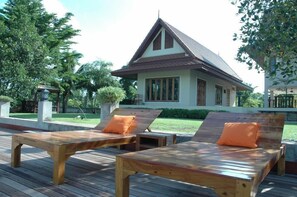 Sun deck - Tharnrarin Villa Suphan Buri (Doem Bang Nang Buat)