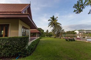 Exterior - Tharnrarin Villa Suphan Buri (Doem Bang Nang Buat)