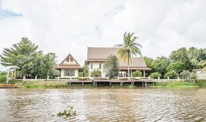 Lake - Tharnrarin Villa Suphan Buri (Doem Bang Nang Buat)