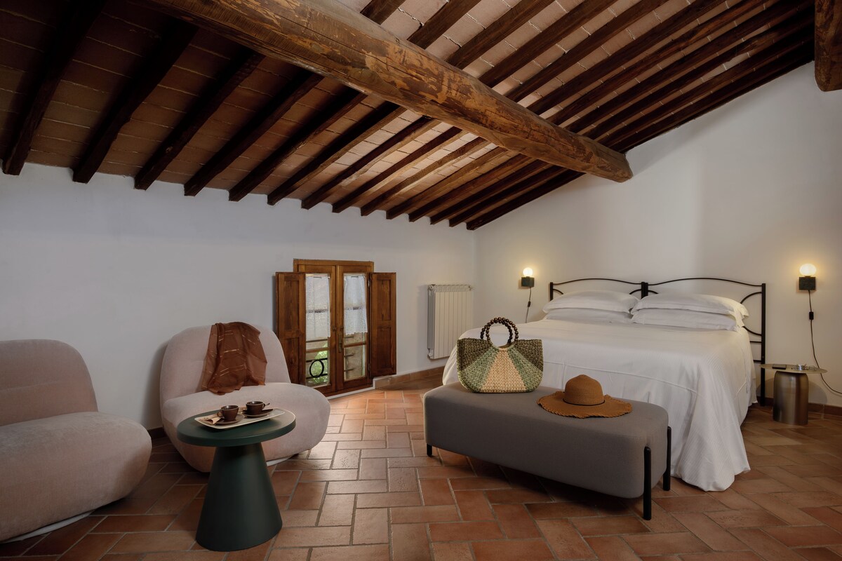 Suite, 2 camere da letto, 2 bagni, vista collina | Una cassaforte in camera, una scrivania, tende oscuranti, Wi-Fi gratuito