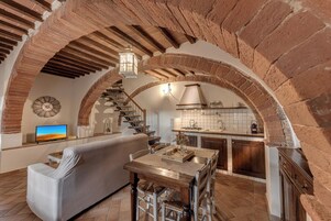 高级套房, 1 张双人床 | 客厅 | 平板电视