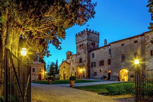 住宿正面 - 傍晚/夜晚