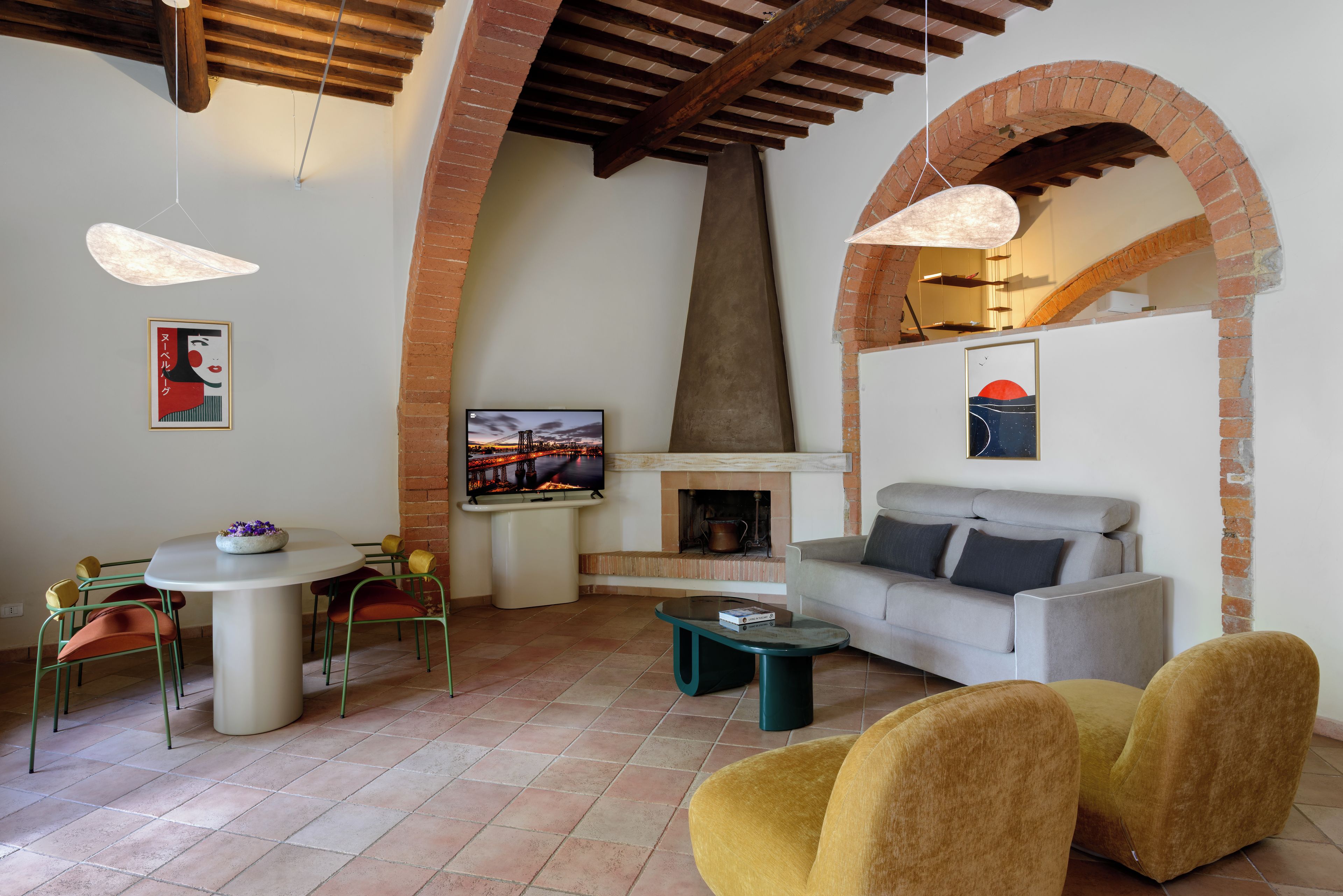 Una sala de estar con chimenea, televisor y asientos.