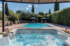 Kolam renang terbuka, payung kolam, kerusi lepak pantai 