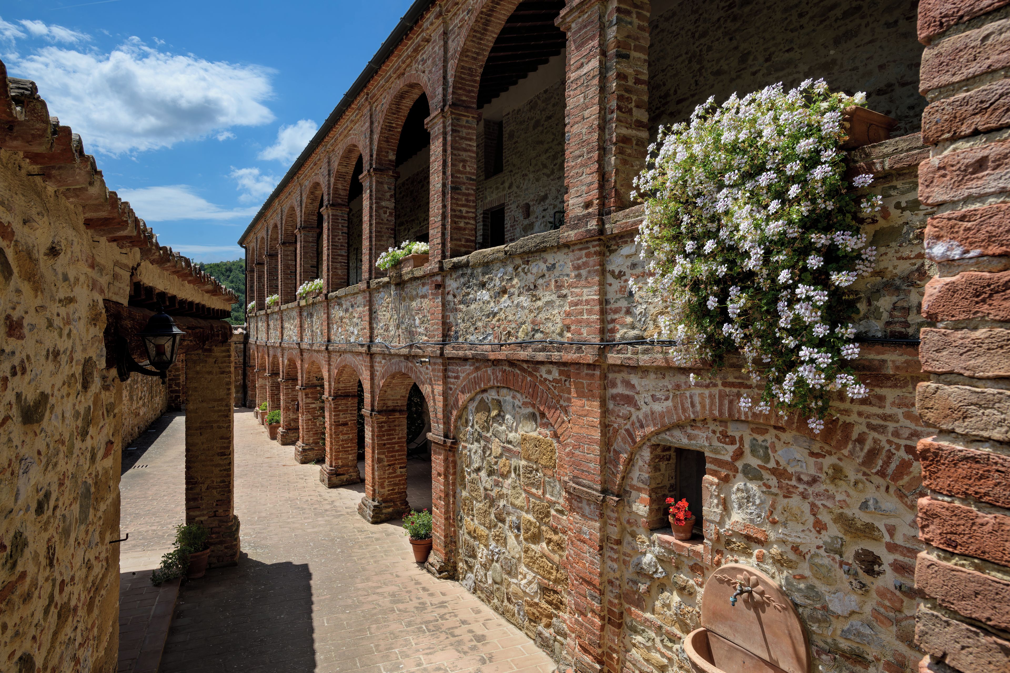 Un edificio histórico con ventanas de arco y fachada de ladrillo.