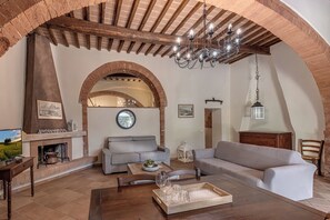 Suite – deluxe, 1 soverom | Oppholdsrom | Flatskjerm-TV