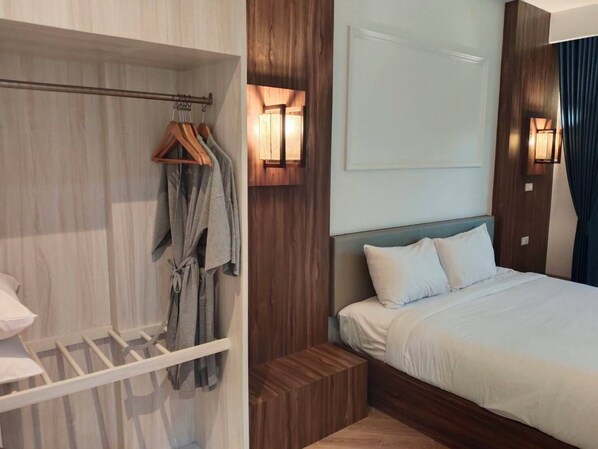 Minibar, desk, free WiFi