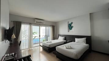 Deluxe kamer, toegang tot zwembad | Een minibar, een bureau, gratis wifi