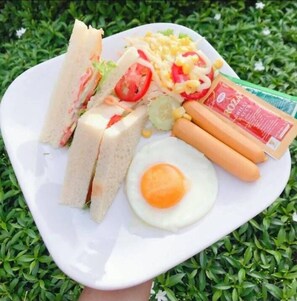 Daily buffet breakfast (THB 150 per person)