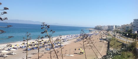 Plage à proximité, chaises longues, parasols