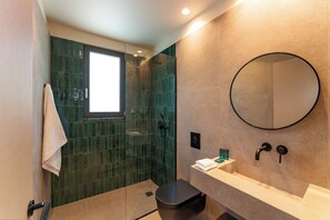 Suite destacada, 1 dormitori | Bany | Dutxa, articles de tocador gratuïts, assecador de cabells i tovalloles 