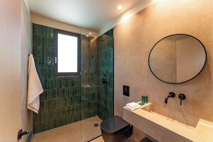 Suite Signature, 1 habitación | Baño | Ducha, artículos de higiene personal gratuitos y secador de pelo