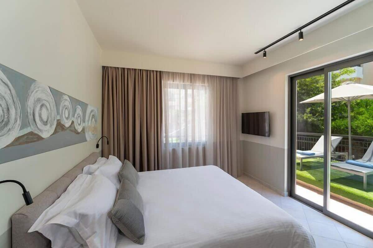 1 غرفة نوم وأغطية فراش متميزة وخزنة داخل الغرفة ومكتب