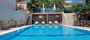 Alberca al aire libre por temporada y camastros