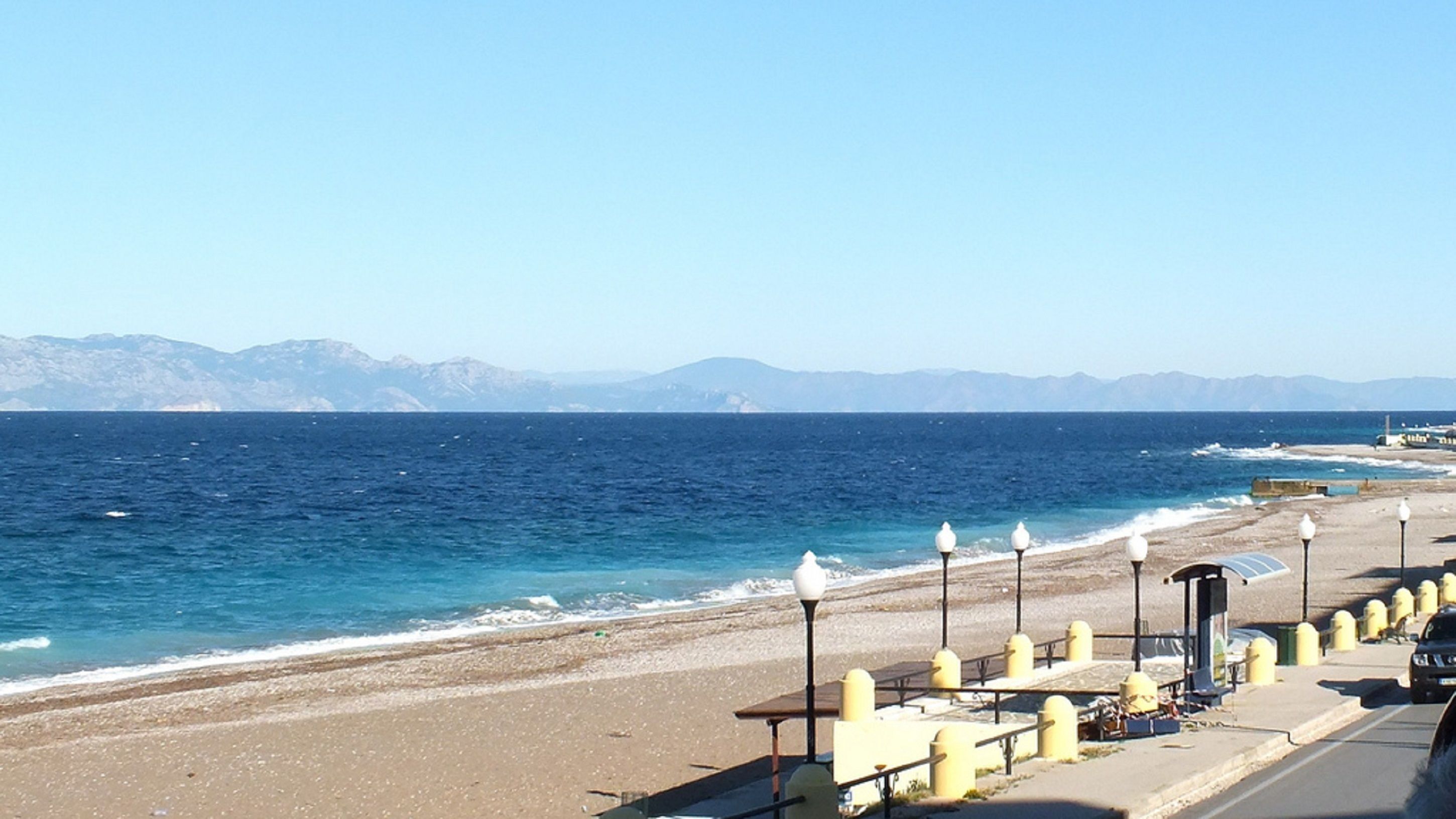 ビーチの近く、サンラウンジャー、ビーチパラソル