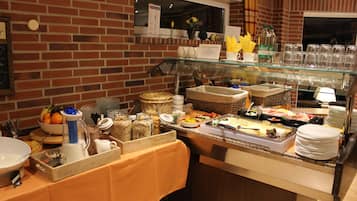 朝食 (ビュッフェ)、毎日提供 (1 名様 7.50 EUR)