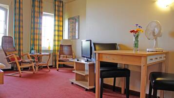 Panorama appartement, 1 kingsize bed, uitzicht op stad | Woonruimte | Een computerscherm