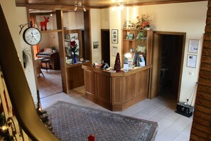 Check-in/check-out kiosk