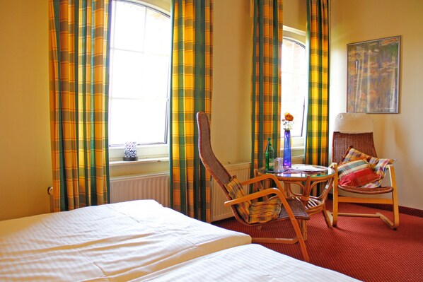 Escritorio, sistema de insonorización y cunas gratuitas 