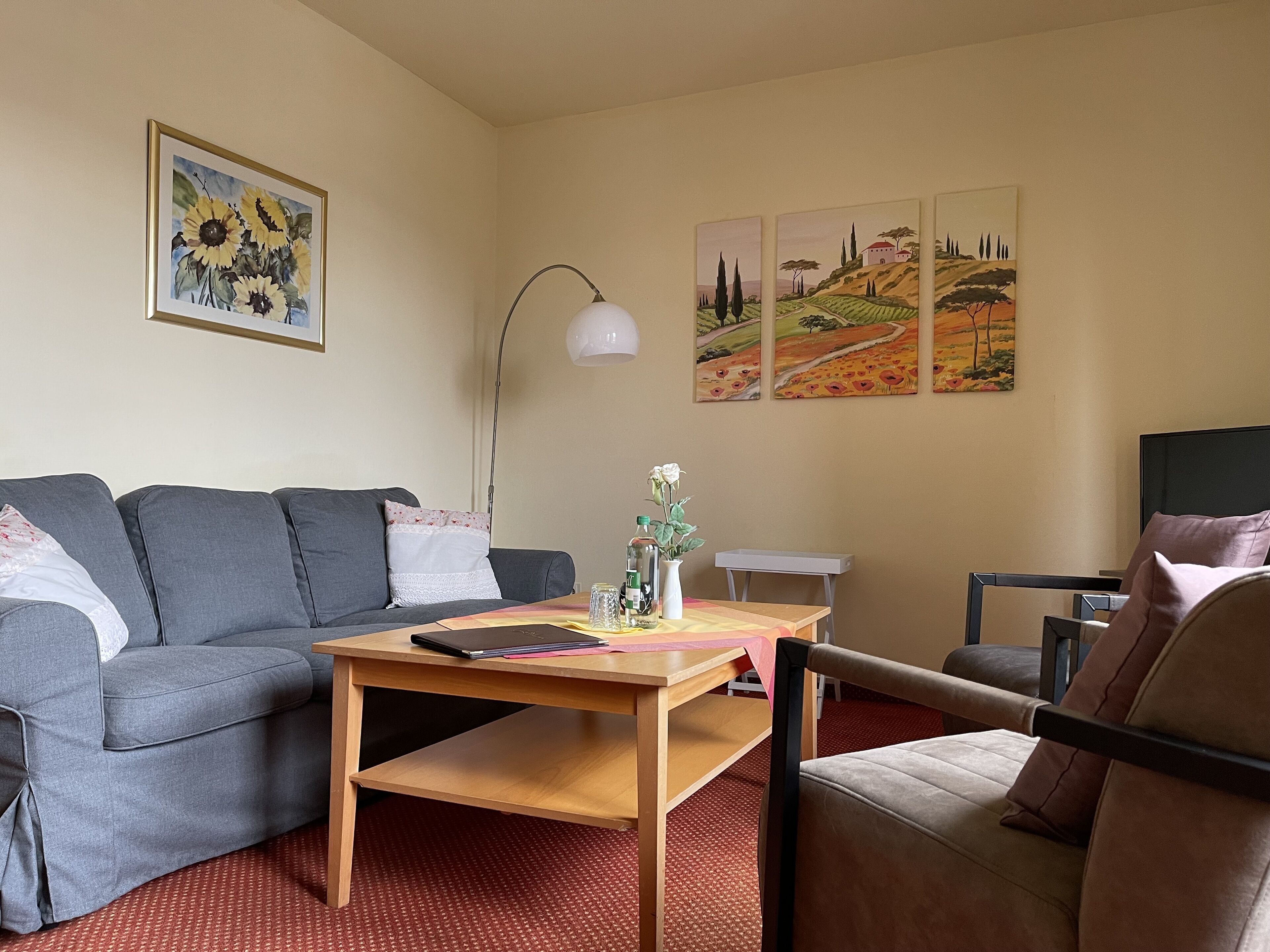 Familien-Suite, 1 Schlafzimmer | Wohnbereich | Computerbildschirme